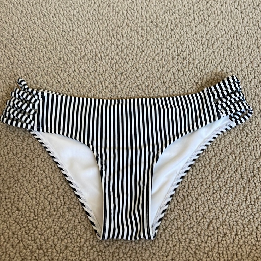 HOLLISTER BIKINI BOTTOM size S